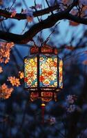 een lantaarn blijft hangen Aan de Afdeling van een kers bloesem boom foto