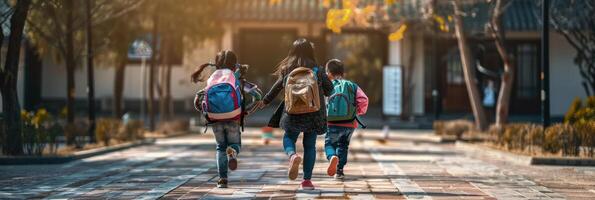 drie kinderen met rugzakken rennen naar school- foto