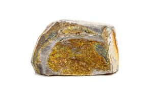 macro mineraal steen pyriet regenboog Aan een wit achtergrond foto