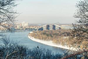 visie van de dnjepr rivier- en bruggen, de stad foto