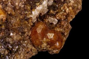 macro mineraal steen grovelijk, granaat, epidoot Aan een zwart achtergrond foto