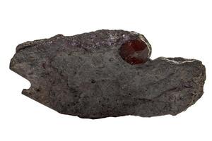 macro mineraal steen granaat in rots Aan een wit achtergrond foto