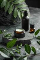 kunstmatig branding, verpakking en bedenken concept - luxe gezicht room vochtinbrengende crème Jarle en groen bladeren achtergrond, biologisch huidsverzorging schoonheidsmiddelen Product voor luxe schoonheid merk foto