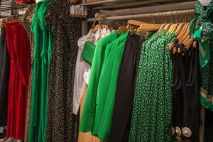 verschillend modellen groen en rood blouses in de op te slaan gegroepeerd in de kleur foto