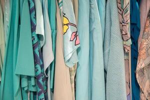 verschillend modellen blauw beige blouses in tweede hand- op te slaan Aan een hanger foto