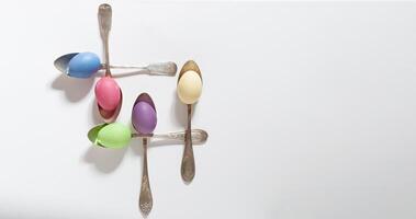 detailopname van kleurrijk Pasen eieren in lepels Aan een wit achtergrond, kopiëren ruimte foto