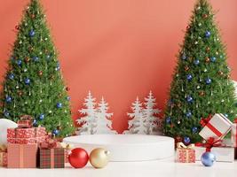 wit productvertoningspodium met kerstboom in woonkamer op rode muurachtergrond. foto