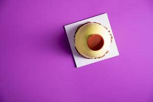 mousse taart, top visie, versierd met chocola Aan een Purper achtergrond foto