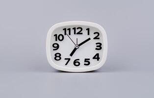 modern alarm klok tikken, staand nog steeds tijd, tijd concept, tijd fotografie in studio. foto