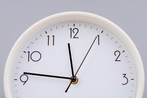 tijd hand- shows staand tijd. hoog kwaliteit studio foto van een klok. de concept van tijd en de reglement van tijd in werk