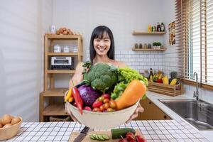 Aziatisch huisvrouw is tonen verscheidenheid van biologisch groenten naar bereiden gemakkelijk en gemakkelijk Japans schotel naar koken salade maaltijd voor veganistisch en vegetarisch ziel voedsel foto