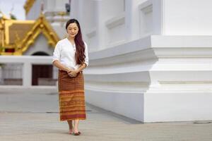 boeddhistisch Aziatisch vrouw is aan het doen wandelen meditatie in de omgeving van tempel voor vrede en rustig religie praktijk foto