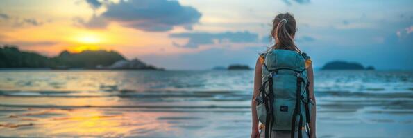 een vrouw staand Aan een zanderig strand, staren uit Bij de enorm oceaan foto