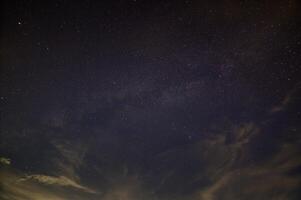 hemel sterren wolken melkweg 's nachts foto