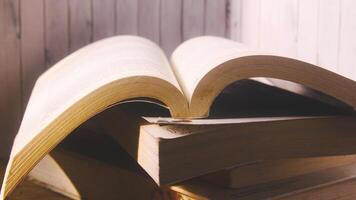 oud boeken gefotografeerd met natuurlijk verlichting foto