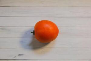 een vers tomaat gefotografeerd geïsoleerd foto