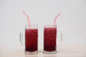 glas van rood fruit smoothie met drinken rietje. concept, gezond drank voor Gezondheid. goed wezen en gewicht verlies menu. eigengemaakt verfrissend drankjes. hoog vezels, ontgiften. foto