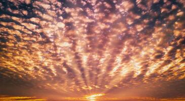 dramatisch bewolkt lucht verlichte door de stralen Bij zonsondergang of zonsopkomst. wijnoogst film stijlvol. foto