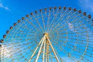 hoog ferris wiel Bij zonsondergang of zonsopkomst met bewolkt lucht achtergrond. foto