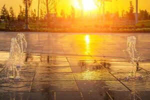 klein fonteinen Aan de stoep, verlichte door zonlicht Bij zonsondergang of zonsopkomst Bij zomer. foto