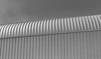 zwart en wit modern gebouw gedekt met metaal aluminium panelen. foto