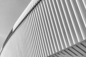 zwart en wit modern gebouw gedekt met metaal aluminium panelen. foto