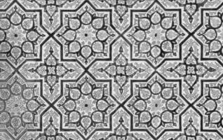 zwart en wit meetkundig traditioneel Islamitisch ornament Aan een tegel. fragment van een keramisch mozaïek.abstract achtergrond. foto