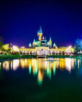 Tasjkent, Oezbekistan - april 20, 2023 magie stad amusement park Aan avond weerspiegeld in een water. foto