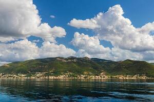 baai van Kotor in de adriatisch zee, Montenegro. zee reis in de buurt de kust. foto
