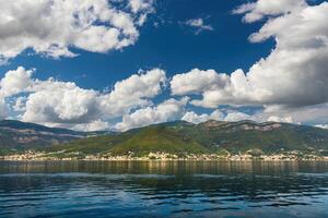 baai van Kotor in de adriatisch zee, Montenegro. zee reis in de buurt de kust. foto