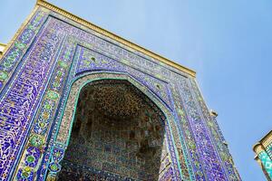 de oude mausoleum van Shakh-i-zinda, de graf van leven koning, gedurende de regeren van amir temur in samarkand. necropolis boog versierd met meetkundig Islamitisch oosters ornament. foto