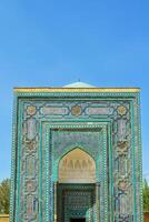 de oude mausoleum van Shakh-i-zinda, de graf van leven koning, gedurende de regeren van amir temur in samarkand. necropolis boog versierd met meetkundig Islamitisch oosters ornament. foto