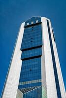 Oezbekistan, Tasjkent - maart 24, 2023 de gebouw van de nationaal bank van Oezbekistan tegen de backdrop van een Doorzichtig blauw lucht in tasjkent. foto