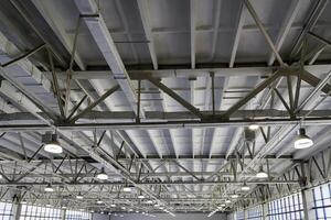 binnen- visie Aan een dak staal straal structuur in industrieel fabriek. achtergrond van fabriek plafond. foto