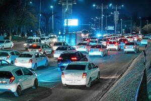 wazig auto verkeer licht Bij nacht stad. verkeer jam in avond stormloop uur. foto