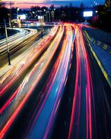 auto verkeer licht Bij nacht stad. foto