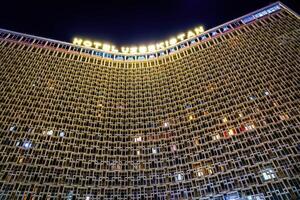 Tasjkent, Oezbekistan - maart 14, 2023 visie naar facade van hotel Oezbekistan in Tasjkent Bij nacht. foto