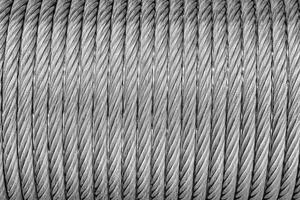 de structuur van een nieuw roestvrij staal kabel verpakt in een spoel. abstract achtergrond. foto