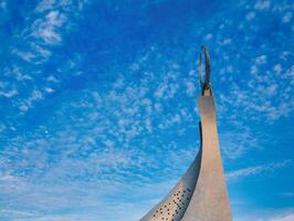 Oezbekistan, Tasjkent - januari 4, 2023 monument van onafhankelijkheid in de het formulier van een stele met een humo vogel in de nieuw Oezbekistan park. foto