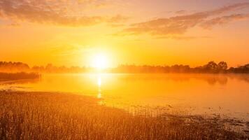 toneel- visie van mooi zonsopkomst of dageraad bovenstaand de vijver of meer Bij voorjaar of vroeg zomer ochtend. foto