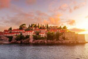 hotel Aan de eiland van sveti stefan Bij zonsondergang, budva, Montenegro. foto