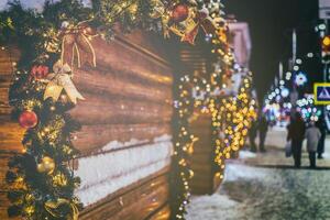 Kerstmis of nieuw jaar markt in een Europa met huizen versierd met speelgoed- ballen en slingers Bij nacht. wijnoogst film stijlvol. foto