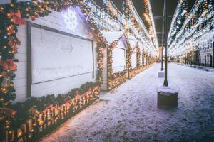 Kerstmis of nieuw jaar markt in een Europa met huizen versierd met speelgoed- ballen en slingers Bij nacht. wijnoogst film stijlvol. foto