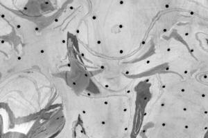 monochroom structuur van glimmend grijs metaal met ronde gaten. abstract achtergrond. foto