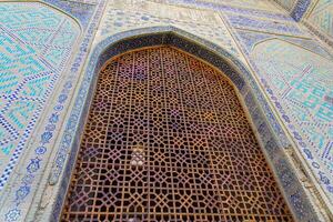 ornament van de interieur en poort van de bibi hanum moskee in samarkand, Oezbekistan. moslim oosters traditioneel meetkundig ornament. foto