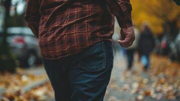 een Mens wandelingen naar beneden de straat terwijl Holding een paraplu foto