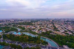 Oezbekistan, Tasjkent - september 29, 2023 top visie van de observatie dek Aan de Tasjkent TV toren naar de centraal een deel van de stad gedekt met smog Bij zonsondergang . lucht vervuiling. foto