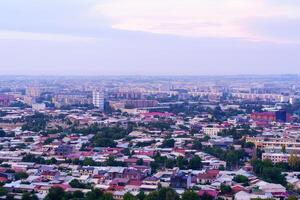 Oezbekistan, Tasjkent - september 29, 2023 top visie van de observatie dek Aan de Tasjkent TV toren naar de centraal een deel van de stad gedekt met smog Bij zonsondergang . lucht vervuiling. foto