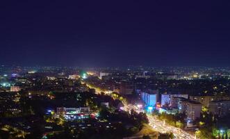 Oezbekistan, Tasjkent - september 29, 2023 top visie van de observatie dek Aan de Tasjkent TV toren naar de centraal een deel van de stad gedekt met smog Bij 's nachts . lucht vervuiling. foto