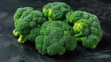 een bundel van vers broccoli is geplaatst Aan top van een houten tafel foto